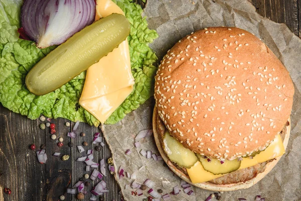 Sabrosa hamburguesa con pepino y queso — Foto de Stock