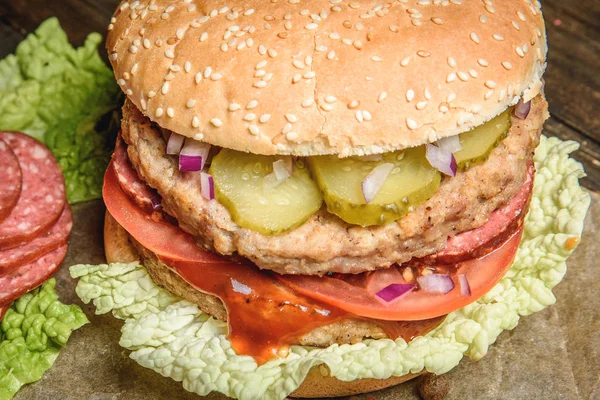 Hamburguesa con salami y verduras — Foto de Stock