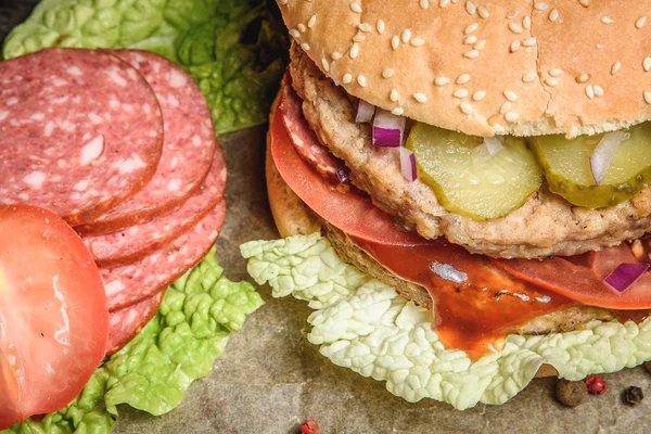 Hamburguesa con salami y verduras — Foto de Stock