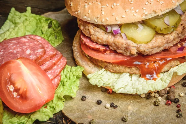 Hamburguesa con salami y verduras — Foto de Stock