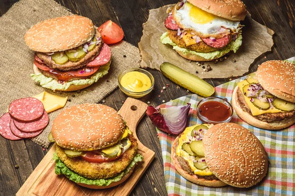 Mesa con diferentes hamburguesas — Foto de Stock