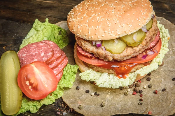 Burger se salámem a zeleninou — Stock fotografie