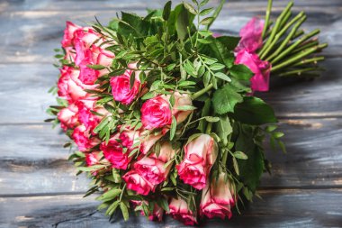 Ahşap masa üzerinde pembe gül buketi. Kopya alanı ile Üstten Görünüm