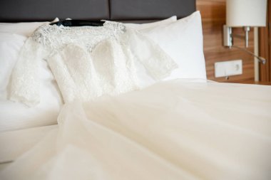 Gelin güzel Elbise yatakta