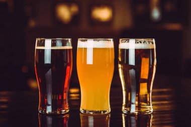 Bar arka planında açık ve koyu bira bardakları