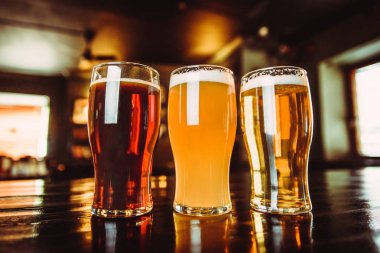 Bar arka planında açık ve koyu bira bardakları