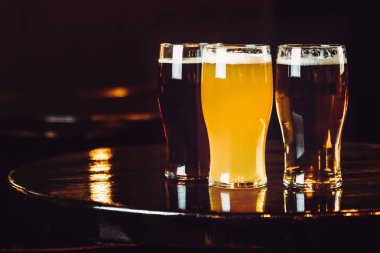 Bar arka planında açık ve koyu bira bardakları