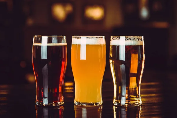 Bar arka planında açık ve koyu bira bardakları