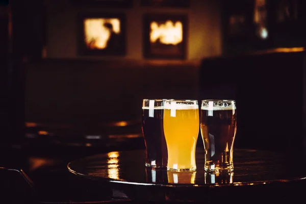 Lunettes de bière claire et foncée sur fond de pub — Photo