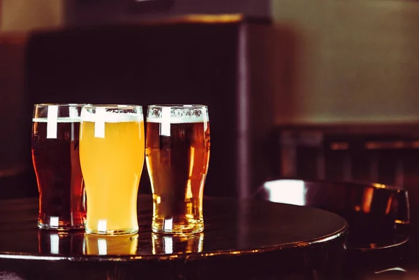 Lunettes de bière claire et foncée sur fond de pub — Photo