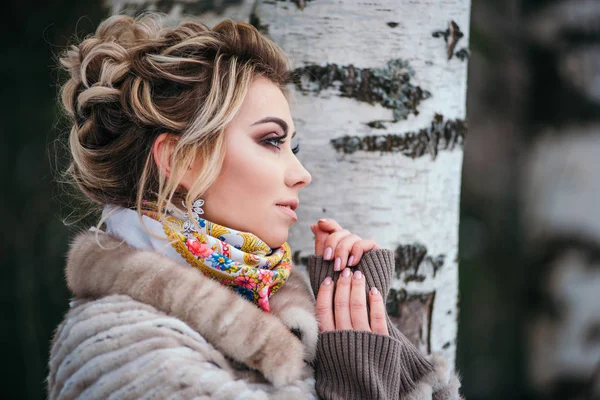 Hermosa chica en abrigo de piel en invierno en el bosque — Foto de Stock