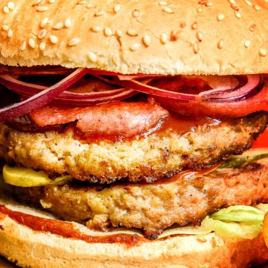etli Burger, dana pirzola ve taze sebze makro yakın çekim