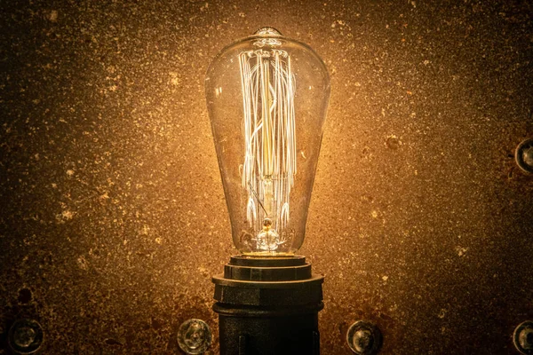 Gyönyörű retro luxus izzó világítás lámpa acél háttér. Fénymásolási tér — Stock Fotó