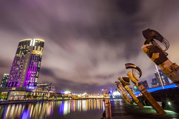 Bir görünümü işareti Melbourne şehir merkezinde yarra Nehri