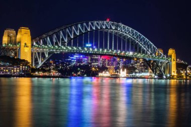 Gece karanlık açık gökyüzü Sydney Avustralya'da Sydney Habour Köprüsü.
