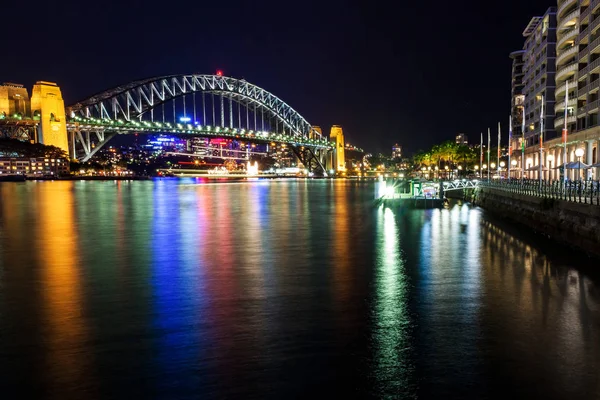 Most Sydney Habour w Sydney w Australii w nocy z ciemnym niebie jasne. — Zdjęcie stockowe