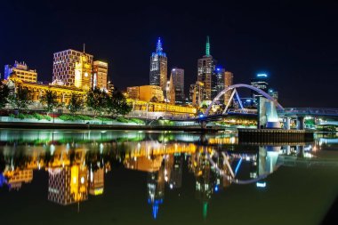 Melbourne güzel bir manzara Yarra nehri geçip şehir merkezinde.
