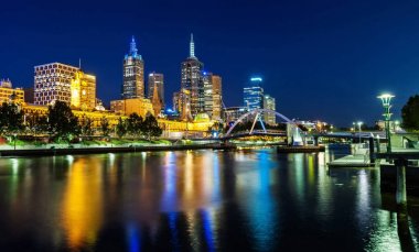 Melbourne güzel bir manzara Yarra nehri geçip şehir merkezinde.