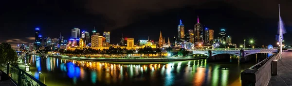A beautiful view of Melbourne downtown across the Yarra river. — Stock Photo, Image