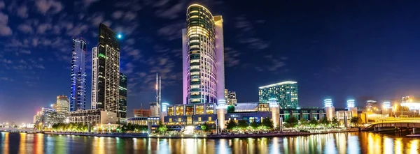 Melbourne güzel bir manzara Yarra nehri geçip şehir merkezinde.