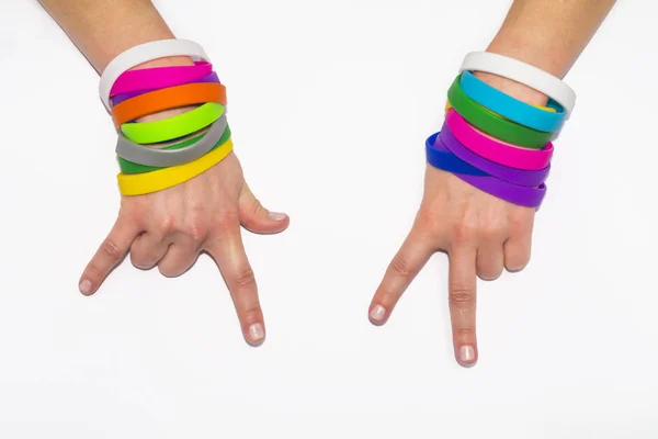 Leere Gummiarmbänder am Arm. Silikon-Mode rund soziale Armband tragen Hand. Einheitsband. — Stockfoto