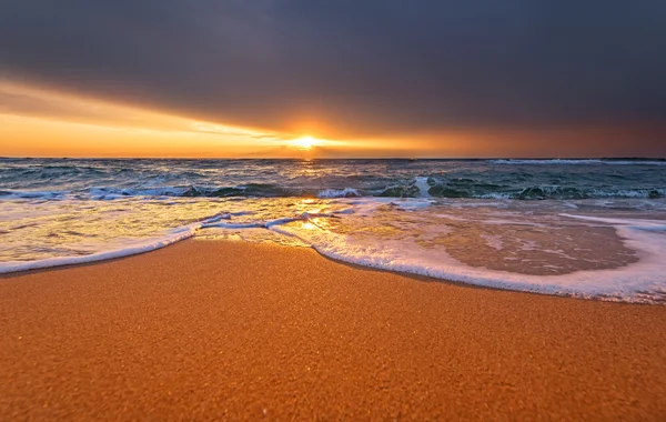 Alvorada colorida sobre o mar. Composição natural . — Fotografia de Stock