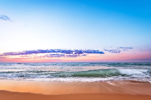 Okyanus dalgalarında parlayan gün doğumu ışığı. — Stok fotoğraf