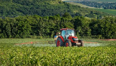 Varna, Bulgaristan - 10 Haziran 2016: Kubota traktör alanında. Kubota