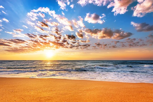 鮮やかな海のビーチの日の出. ロイヤリティフリーのストック写真