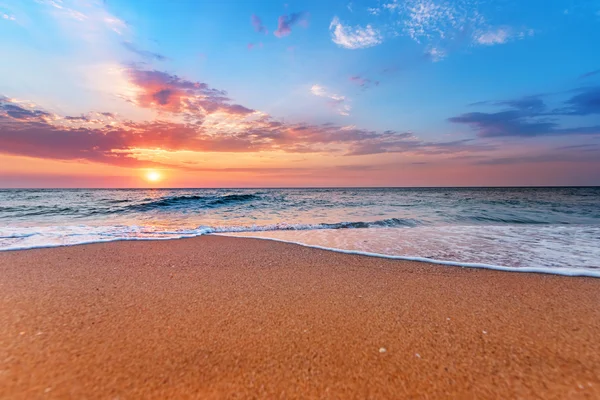 Briljante oceaan strand zonsopgang. — Stockfoto