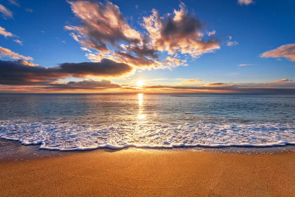 Panoramik dramatik günbatımı gökyüzü ve alacakaranlıkta tropikal deniz