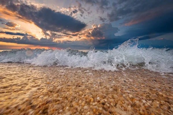 Colorido destino de playa amanecer o atardecer con hermosa brea — Foto de Stock