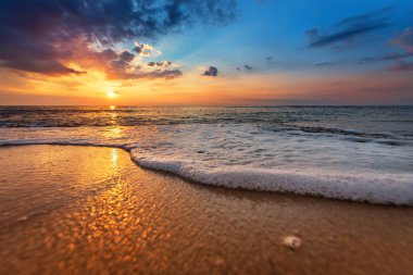 Gün batımı sırasında deniz manzarası. Güzel doğal deniz manzarası
