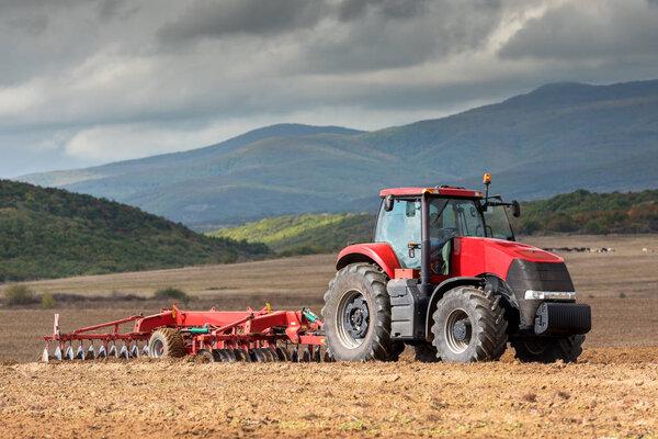 Трактор, работающий на ферме, современный сельскохозяйственный транспорт,
 