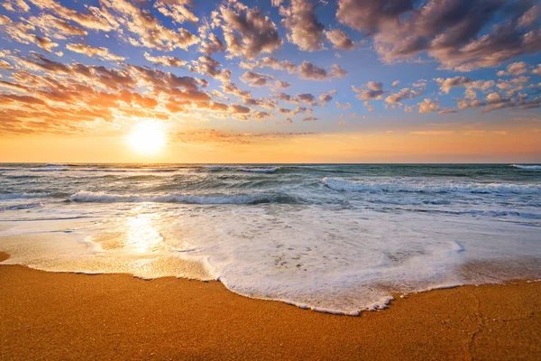 Früher Morgen, Sonnenaufgang über dem Meer. — Stockfoto