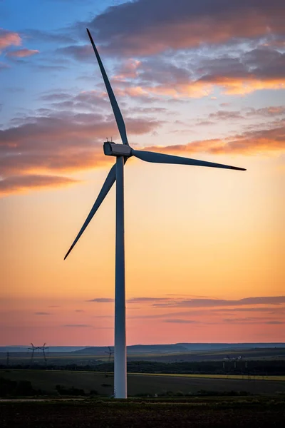 Hermosa puesta de sol sobre los molinos de viento en el campo. —  Fotos de Stock