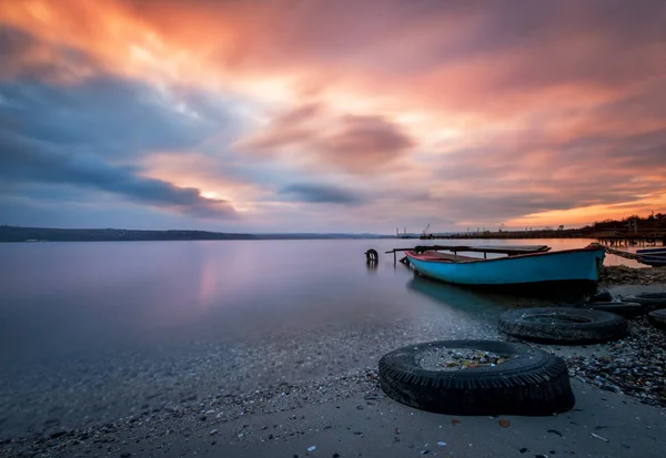 Belo majestoso nascer do sol à beira do lago com barcos de pesca. N — Fotografia de Stock