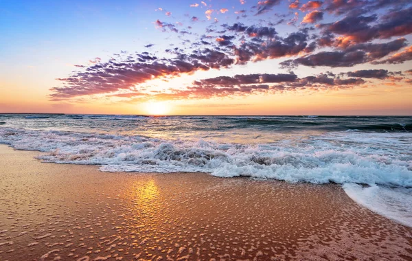 Splendido tramonto sul mare, maestose nuvole nel cielo . — Foto Stock