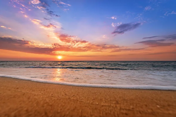 Puesta de sol en la playa del mar Caribe. — Foto de Stock