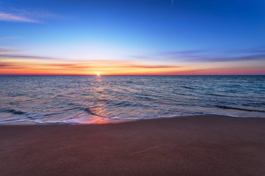 Parlak okyanus plaj gündoğumu.