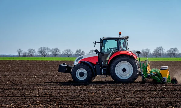 Agricultura tractor siembra semillas y campo de cultivo — Foto de Stock