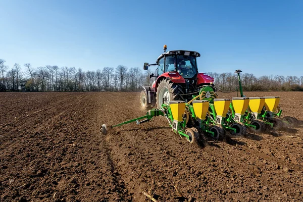 Jordbruk traktor sådd frön och odlingsfält. — Stockfoto