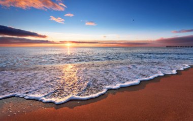 Sabaha muhteşem bir gündoğumu gökyüzü ile çek.