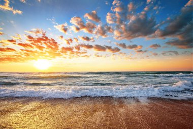 Gün batımı sırasında deniz manzarası. Güzel doğal deniz manzarası.