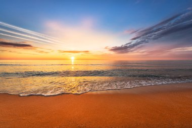 Sahilde güzel bir tropikal gün doğumu.
