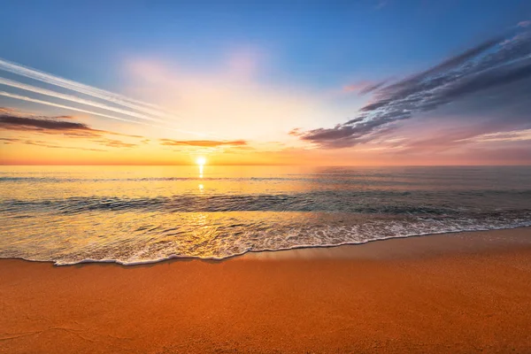 Hermoso amanecer tropical en la playa. — Foto de Stock