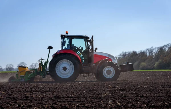 Agricultura trator sementes de sementeira e campo de cultivo — Fotografia de Stock