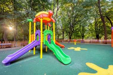 Parktaki bahçedeki renkli oyun parkı.