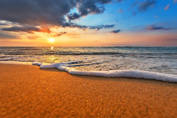 Deniz üzerinde sihirli gündoğumu. Bir Golden sands ve dramatik gökyüzü.