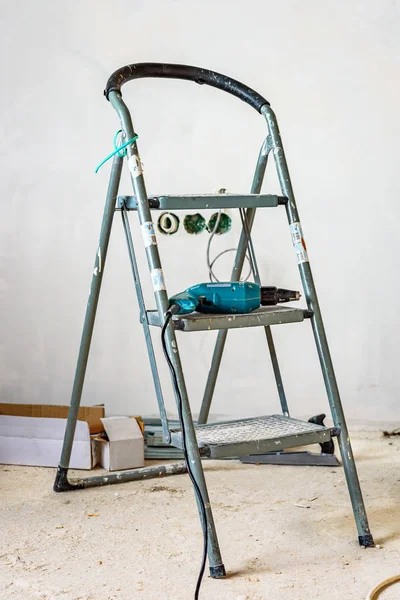 Escalera de aluminio para trabajos más altos para el técnico . — Foto de Stock